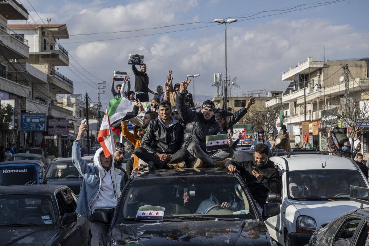 سوريون في لبنان يتجمعون في مركبات أثناء توجههم نحو معبر المصنع الحدودي بين لبنان وسوريا، بعد انهيار حكم حزب البعث في سوريا الذي دام 61 عاماً يوم الأحد، عندما خرجت العاصمة من سيطرة النظام في 8 ديسمبر/كانون الأول. 2024 (مراد شنغول/ وكالة الأناضول)