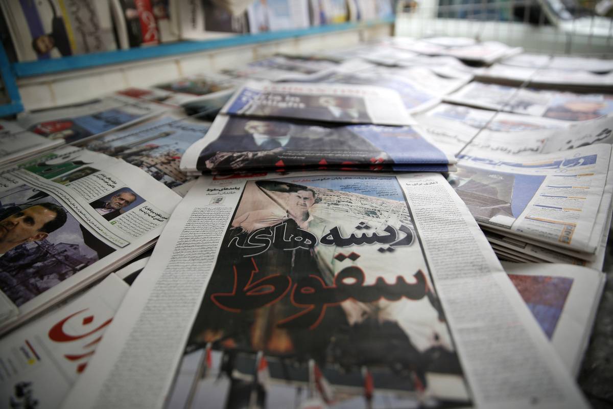 الصحف الإيرانية التي تحمل عنوان انهيار نظام البعث في سوريا الذي دام 61 عامًا، في الصورة، في طهران، إيران في 9 ديسمبر 2024. (فاطمة بهرامي – وكالة الأناضول)