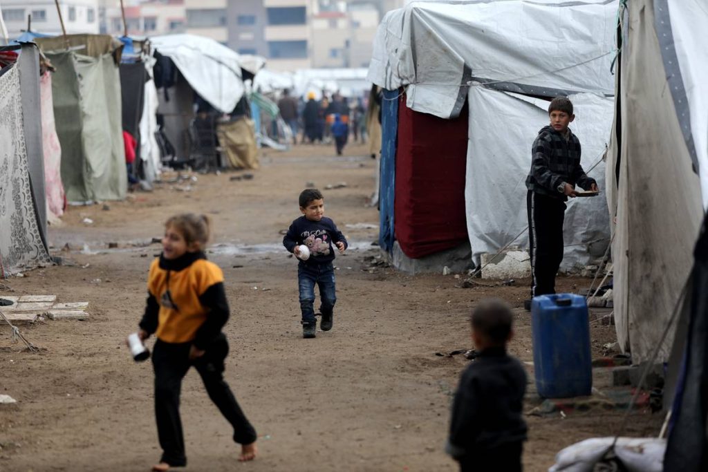 مسؤولون يضعون خطة لعودة النازحين الفلسطينيين إلى وسط وشمال غزة