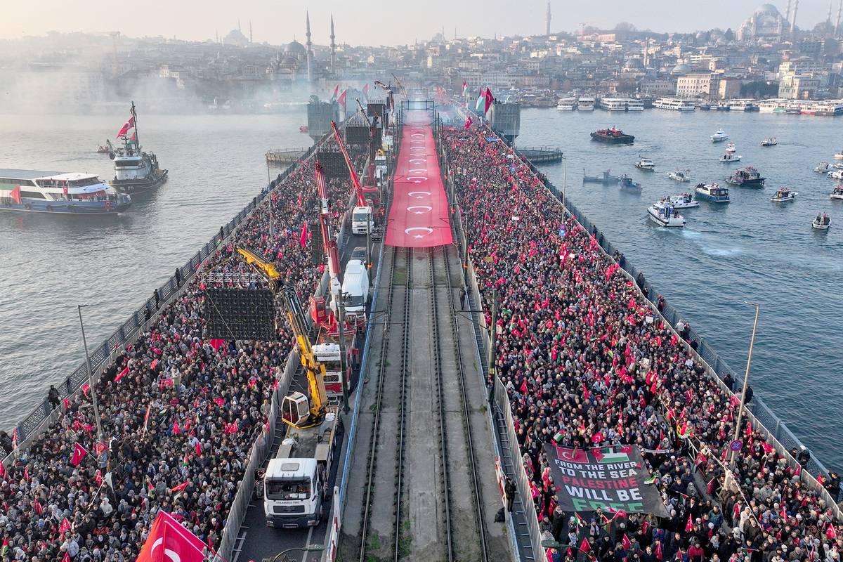 صورة جوية تظهر المشاركين وهم يبدأون التجمع في مظاهرة تضامنية مع الشعب الفلسطيني في غزة، نظمتها منصة الإرادة الوطنية على جسر غلطة في إسطنبول، تركيا في 01 يناير 2025. (علي أتماجا – وكالة الأناضول)