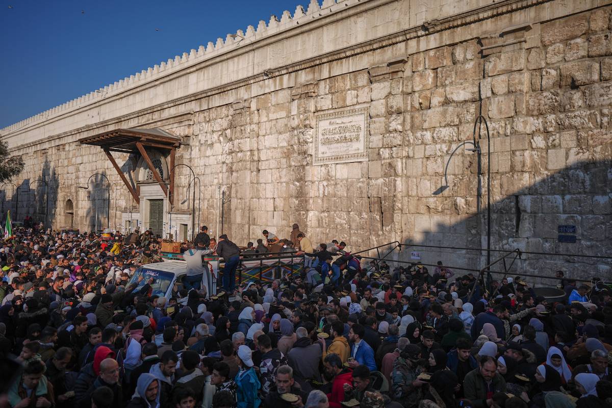 اندلع تدافع بعد المسجد الأموي في دمشق أثناء خروج الناس من المسجد بعد صلاة الجمعة بعد أن فقد 3 أشخاص حياتهم وأصيب 5 أشخاص في تدافع في دمشق، سوريا في 10 يناير 2025. (إرتسين إرتورك – وكالة الأناضول)