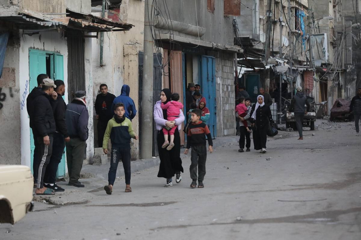 فلسطينيون يغادرون المنطقة بعد أن شن الجيش الإسرائيلي هجوما على مبنيين في مخيم البريج الواقع وسط قطاع غزة، غزة في 12 يناير، 2025. (معز صالحي – وكالة الأناضول)