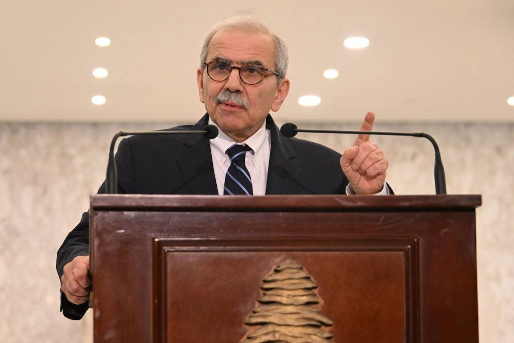 رئيس وزراء لبنان الجديد يتعهد بإعادة بناء المنازل التي دمرتها إسرائيل