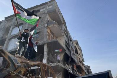 النازحون الفلسطينيون يبدأون في العودة إلى منازلهم بعد دخول وقف إطلاق النار حيز التنفيذ طفلان يلوحان بالأعلام الفلسطينية على سيارة مدمرة بينما يبدأ الفلسطينيون النازحون في العودة إلى منازلهم بالقرب من المنازل المتضررة في منطقتي جباليا وبيت لاهيا، مروراً ببلدة - شارع الصفطاوي شمال غزة، حيث انسحب الجيش الإسرائيلي بعد إعلان وقف إطلاق النار واتفاق تبادل الأسرى بين حماس وإسرائيل في 19 يناير 2025 في مدينة غزة، غزة. (فريال عبده/ وكالة الأناضول)