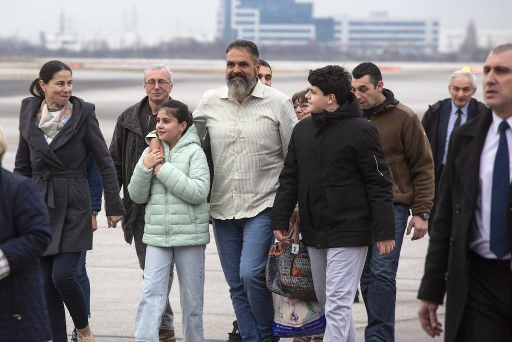 بحارة بلغاريون يعودون إلى وطنهم بعد إطلاق سراحهم من قبل الحوثيين في اليمن