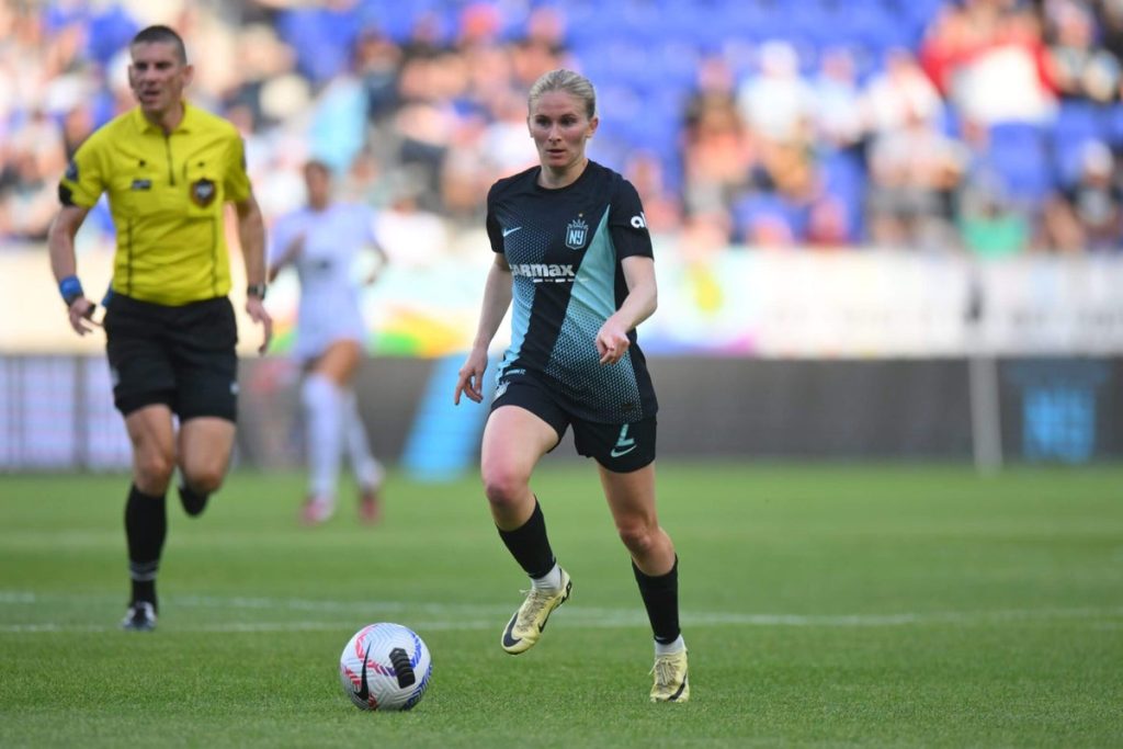 توافق آرسنال وجوتام إف سي على تحويل 100000 دولار لمدافع USWNT جينا نيغسوكر