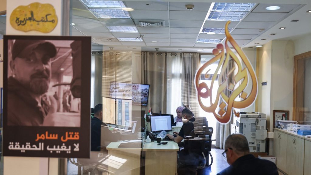 السلطة الفلسطينية تعلق بث قناة الجزيرة مؤقتا