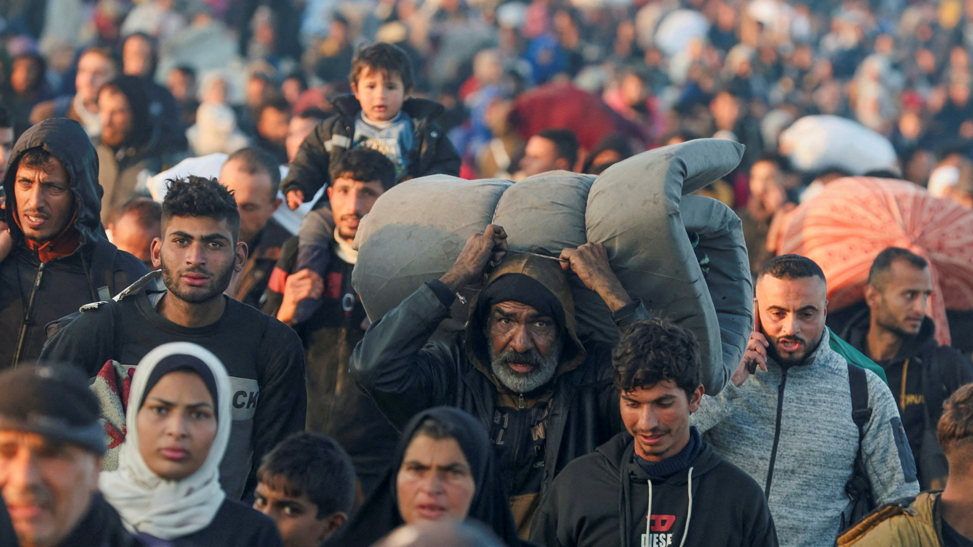 يعود الفلسطينيون النازحون إلى منازلهم في شمال غزة ، في قطاع غزة الوسطى ، 27 يناير 2025 (رويترز/رمضان عابد)
