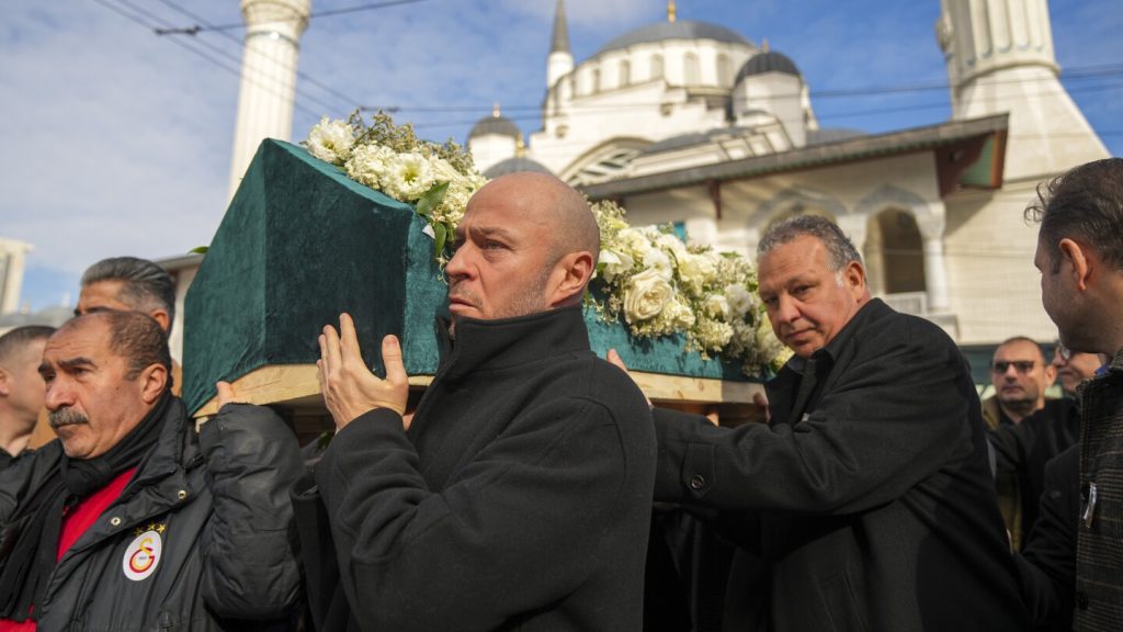 ارتفاع عدد المعتقلين في حريق منتجع التزلج التركي إلى 14 شخصا