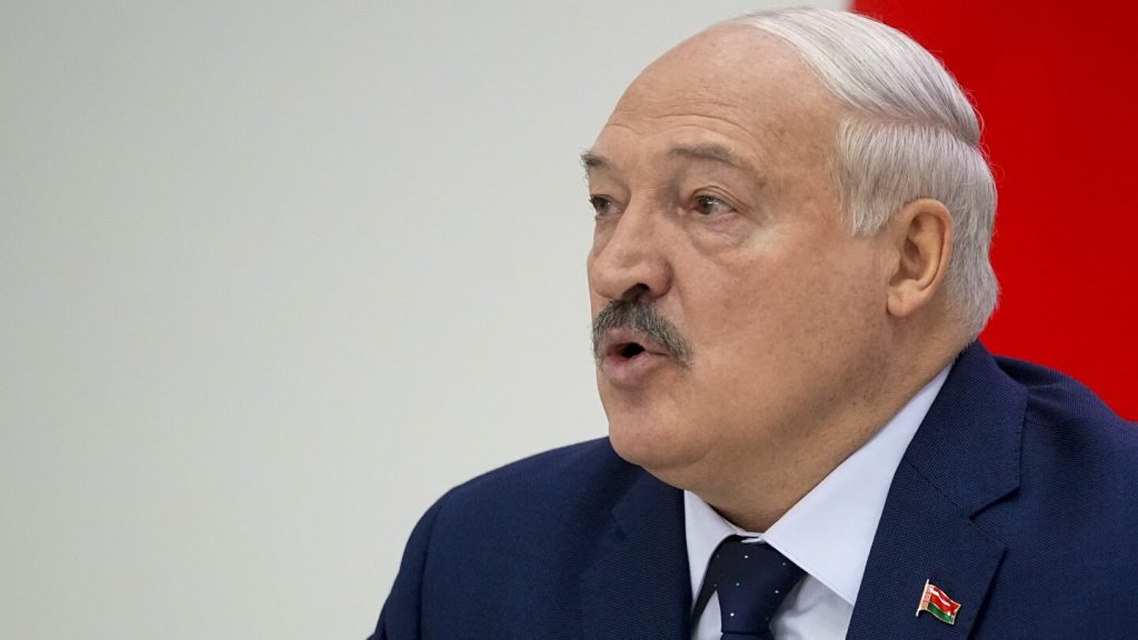 يحرر بيلاروسيا امرأة أمريكية من الاحتجاز كقائد قوي يتطلع إلى تمديد حكم 30 عامًا