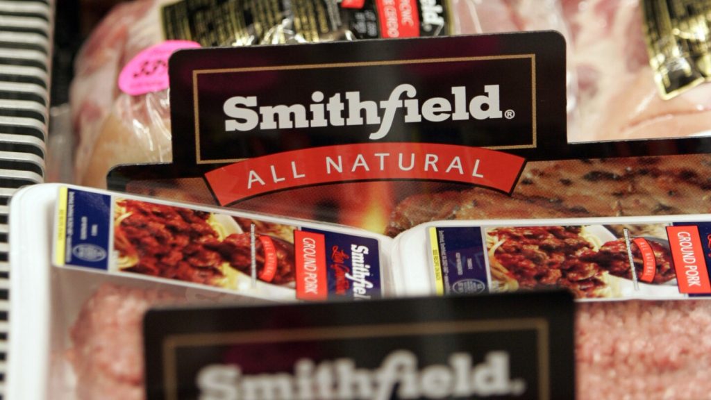 يقوم الرئيس التنفيذي لشركة Pork Smithfield بتوقعات النمو ، ويقلل من التهديدات من الترحيل ، أنفلونزا الطيور