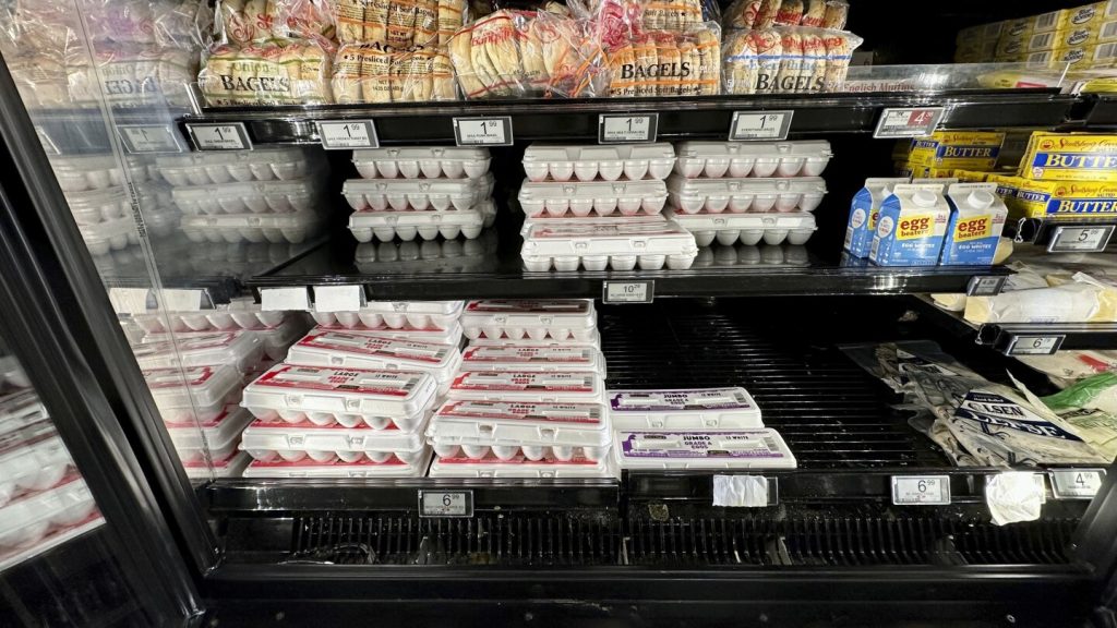 أسعار البيض ترتفع. لا تتوقع أن يتغير ذلك في أي وقت قريب