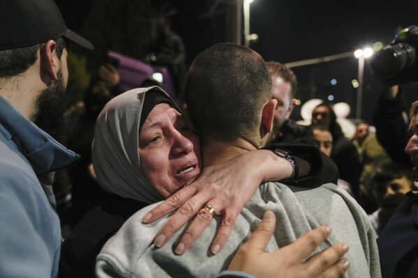 يتم استقبال سجين فلسطيني عند وصوله بعد إطلاق سراحه من سجن إسرائيلي في مدينة رام الله الضفة الغربية ، الخميس 30 يناير 2025. (AP Photo/Nasser Nasser)