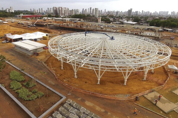 يتجول عمال البناء حول Parque Da Cidade ، أو City Park ، في Belem ، البرازيل ، 24 سبتمبر ، 2024 ، وهو مشروع يتم بناؤه لقمة Cop30 Un Climate. (AP Photo/Paulo Santos ، ملف)