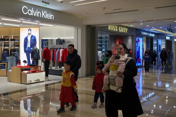 جولة المتسوقين من قبل Calvin Klein و Tommy Hilfiger Fashion Boutiques ، المملوكة لمجموعة PVH ، في مركز تجاري في بكين ، الثلاثاء ، 4 فبراير ، 2025. (AP Photo/Andy Wong)