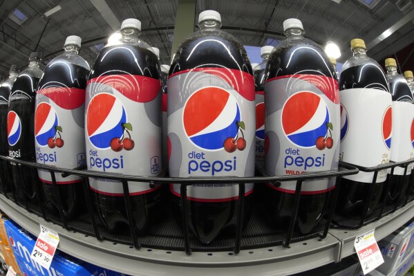 يتم عرض زجاجات من Diet Pepsi Wild Cherry في سوق في بيتسبيرغ ، 26 يناير ، 2023. (AP Photo/Gene J. Puskar ، ملف)