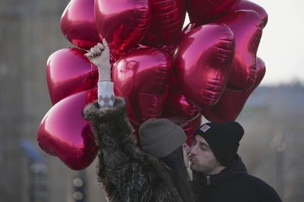 يطرح زوجان لصورة خلال يوم عيد الحب ، في لندن ، الجمعة ، 14 فبراير 2025. (AP Photo/Kin Cheung)