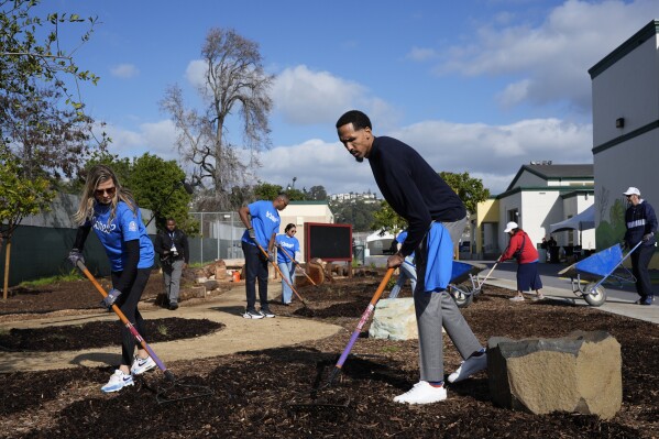 يساعد اللاعب السابق Shaun Livingston في التنسيق الطبيعية خلال زيارة إلى مدرسة East Oakland Pride الابتدائية كجزء من يوم الخدمة في دوري كرة السلة في الدوري الاميركي للمحترفين ، يوم الجمعة ، 14 فبراير 2025 ، أوكلاند ، كاليفورنيا (AP Photo/Godofredo A. Vásquez)