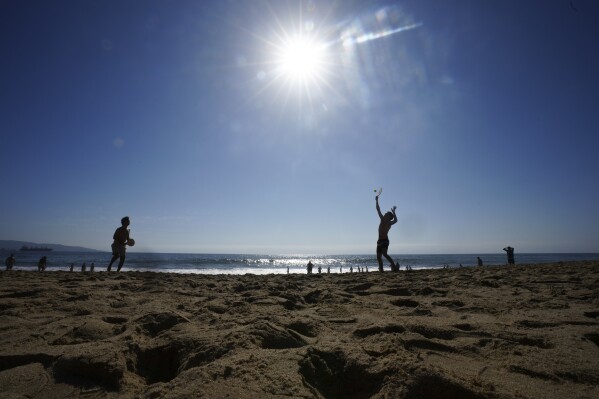 Argentines On Faction Play Paddle Ball على شاطئ Renaca Beach ، في فينا ديل مار ، تشيلي ، الخميس ، 30 يناير 2025. (AP Photo/Esteban Felix)