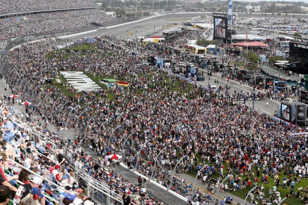 يملأ المشجعون The Infield خلال الأنشطة قبل سباق Nascar Daytona 500 Auto في Daytona International Speedway ، 19 فبراير 2023 ، في دايتونا بيتش ، فلوريدا (AP Photo/David Graham ، ملف)