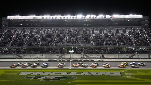 يتصدر تشيس بريسكو (19 عامًا) الحقل في البداية خلال أول سباقين لسيارات NASCAR DAYTONA 500 يوم الخميس ، 13 فبراير ، 2025 ، في دايتونا الدولية السريعة في دايتونا بيتش ، فلوريدا (ألكو أبرايكتور/كريس أوميرا)