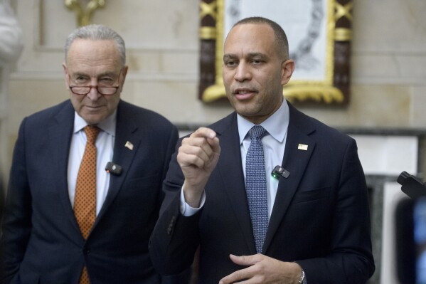 انضم زعيم الأقلية في مجلس النواب Hakeem Jeffries ، DN.Y. (AP Photo/Rod Lamkey ، Jr. ، ملف)