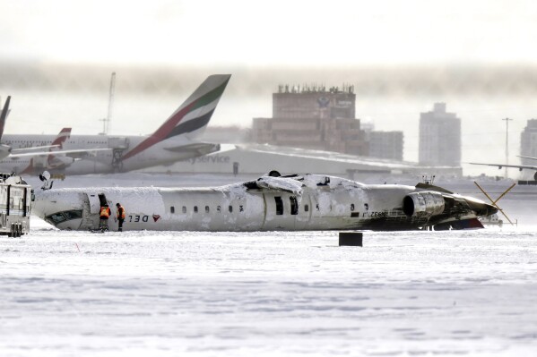 تقع طائرة دلتا Air Lines رأسًا على عقب في مطار تورنتو بيرسون يوم الثلاثاء ، 18 فبراير 2025 (كريس يونغ/الصحافة الكندية عبر AP)