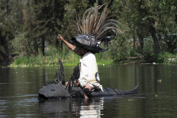 يجلس Manuel Rodriguez على قمة زورق على شكل محور Axolotl أثناء إطلاقه الرمزي في قنوات Xochimilco ، وهي منطقة في مدينة المكسيك ، 16 فبراير ، 2022 (AP Photo/Marco Ugarte ، ملف)