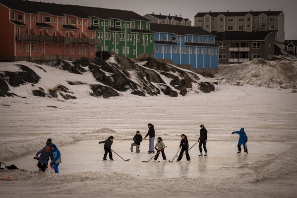 يلعب الأطفال على سطح جليدي في Nuuk ، غرينلاند ، 16 فبراير ، 2025. (AP Photo/Emilio Morenatti ، ملف)