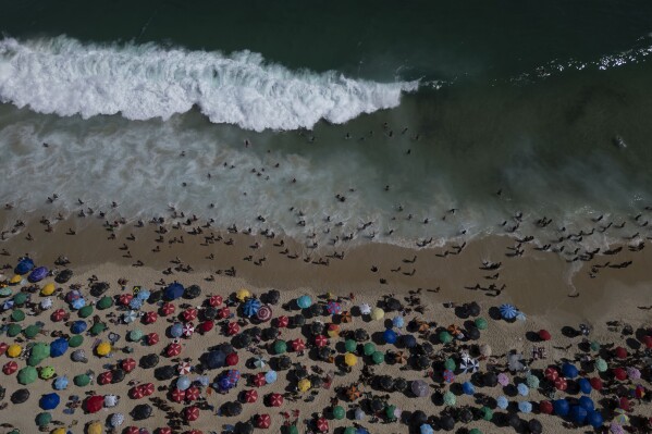 يتدفق الناس إلى شاطئ Ipanema خلال فصل الصيف في Rio de Janeiro ، الأحد ، 16 فبراير 2025. (AP Photo/Bruna Prado)