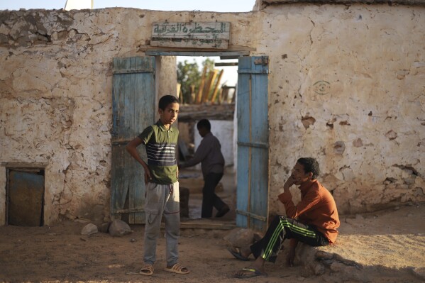 يتحدث الطلاب في Chinguetti ، Mauritania ، في 4 فبراير 2025. (AP Photo/Khaled Moulay)