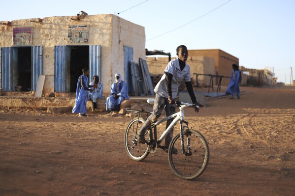 طفل يركب دراجته في تشينغويت ، موريتانيا في 4 فبراير 2025. (AP Photo/Khaled Moulay)