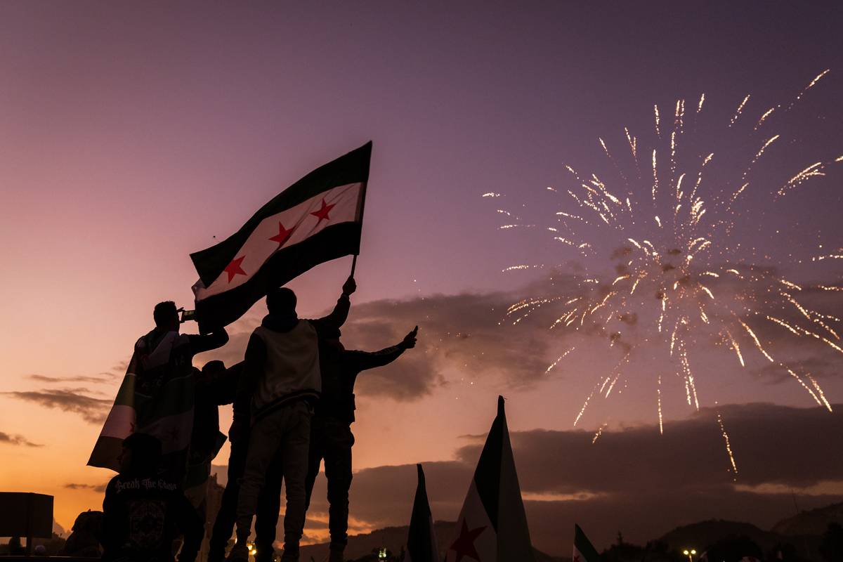 يلوح الناس علم الثورة السورية بينما أشعلت الألعاب النارية السماء خلال الاحتفالات في ميدان أماياد بعد صلاة الجمعة الثانية في مسجد أماياد التاريخي منذ سقوط نظام Baath وحكم عائلة الأسد في دمشق ، سوريا في 20 ديسمبر 2024.