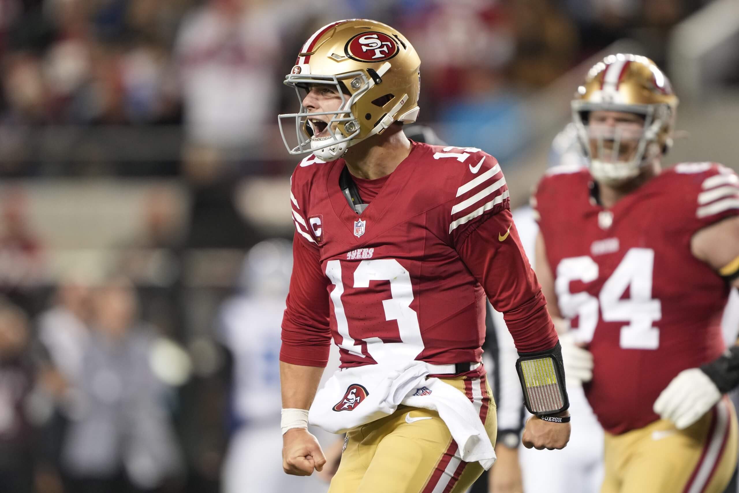 يحتفل Brock Purdy من San Francisco 49ers بعد هبوطه المتسارع ضد ديترويت ليونز خلال الربع الثاني على ملعب ليفي في 30 ديسمبر 2024 في سانتا كلارا ، كاليفورنيا.