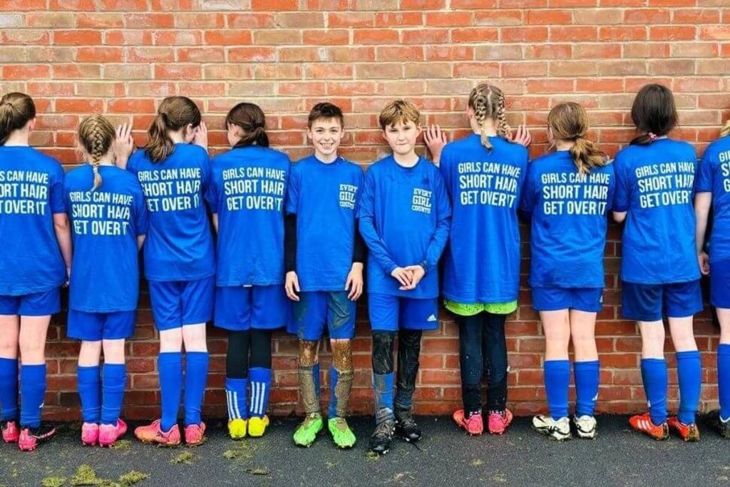 “يمكن أن يكون لدى الفتيات شعر قصير ، والتغلب عليه”: كيف قام فريق الشباب بحملة ضد التحيز