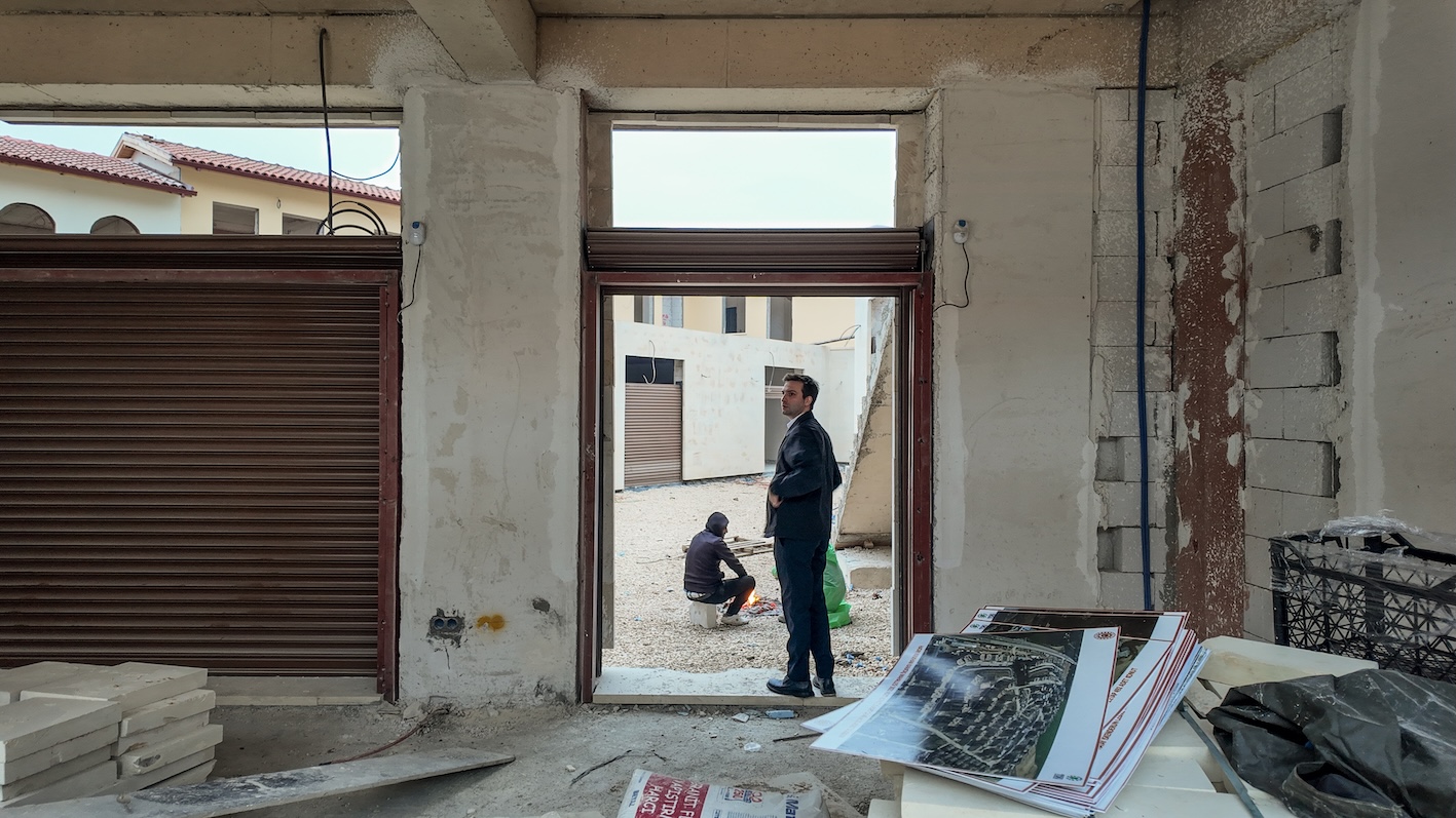 يقع Furkan Demirci ، رئيس مجلس تصميم تركيا ، داخل متجر تم إعادة بنائه في مدينة Antakya القديمة في Hatay ، تركيا في 5 فبراير 2025. (Mee / Fikret Can Kusadali)