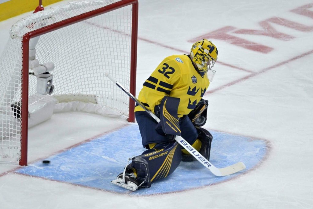 هل بدأت السويد حارس المرمى الخاطئ في 4 دول مواجهة أمام فنلندا؟