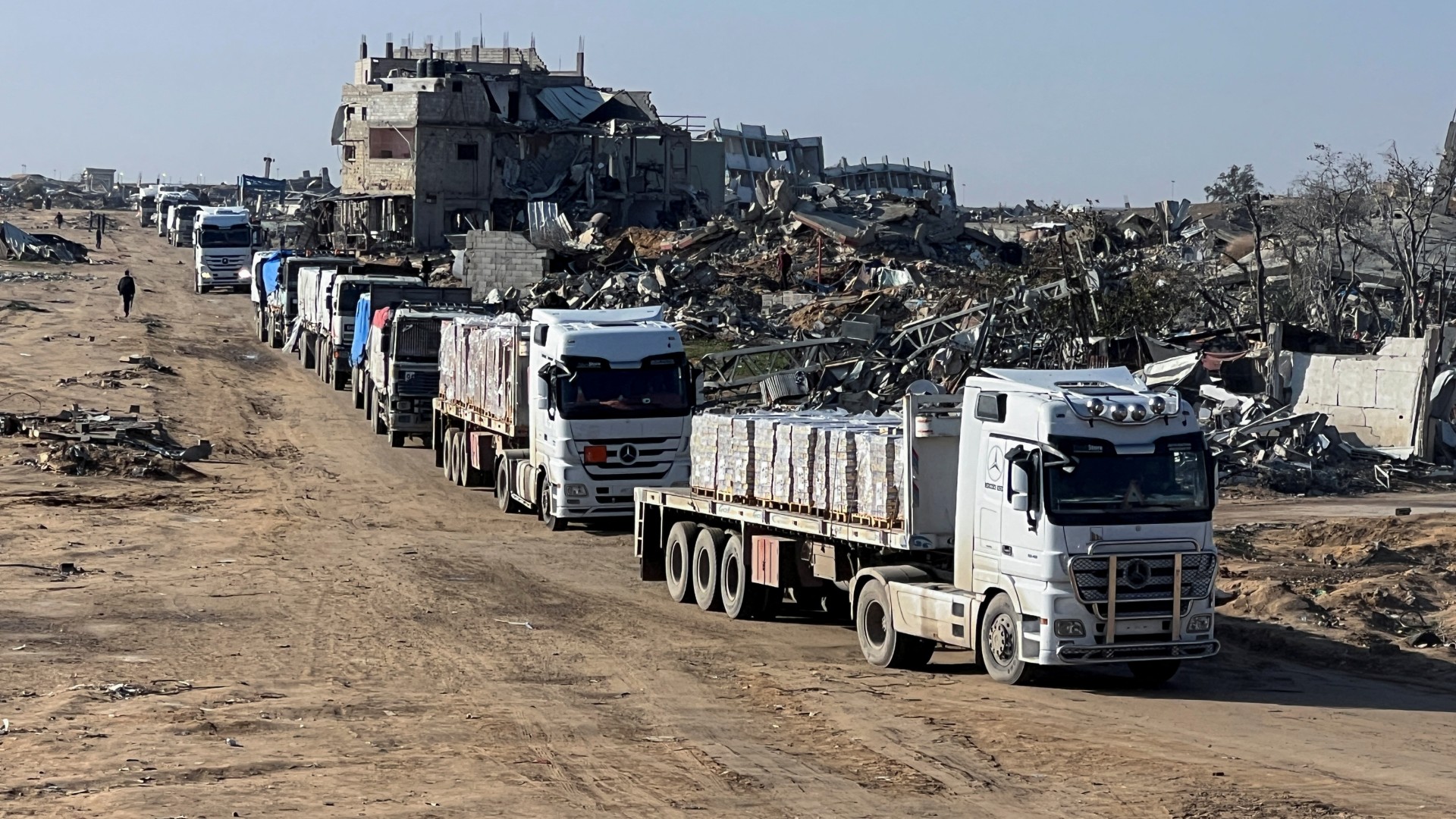 الشاحنات تحمل المعونة ، وسط وقف لإطلاق النار بين إسرائيل وحماس ، في رفه في قطاع غزة الجنوبي ، 13 فبراير 2025. رويترز/حوتام الماسري