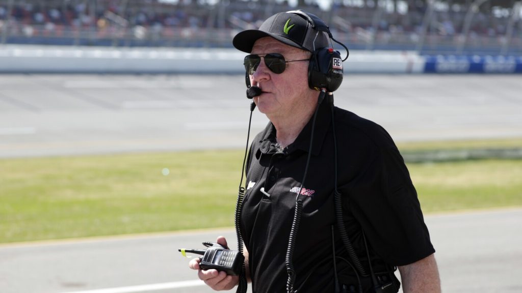 ترامب يأمرنا بالتخلي عن قرش. ما هو علاقته بأكثر دايتونا 500 في ناسكار؟