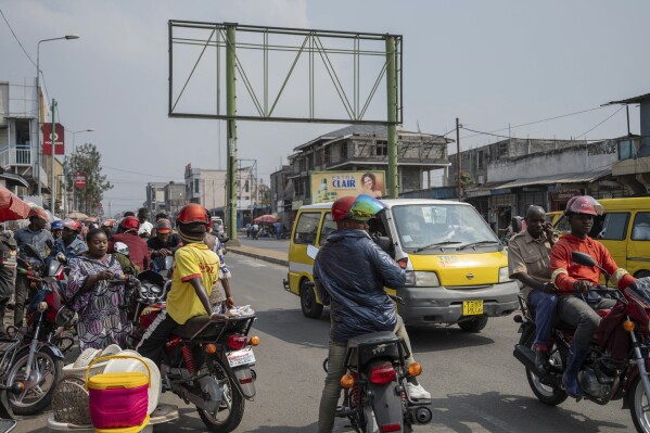 تنتظر Moto Tarcis العملاء في وسط مدينة Goma ، جمهورية الكونغو الديمقراطية ، الخميس ، 27 فبراير 2025 ، بعد شهر واحد من القبض على متمردي M23 المدعومة من رواندا. (AP Photo/Moses Sawasawa)