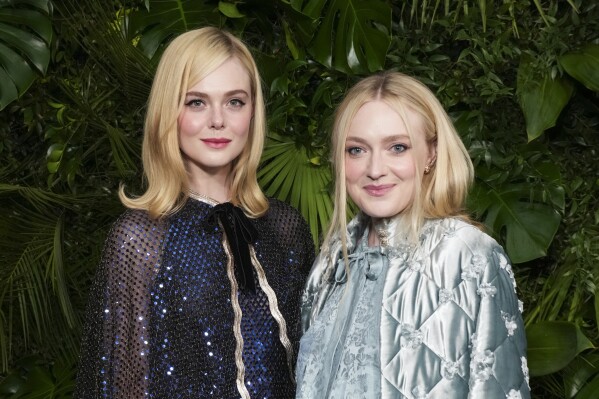 وصلت Elle Fanning ، اليسار ، وداكوتا فانينج إلى حفل عشاء جوائز ما قبل أوسكار السنوي السادس عشر لشانيل يوم السبت ، 1 مارس 2025 ، في فندق بيفرلي هيلز في بيفرلي هيلز ، كاليفورنيا (تصوير جوردان شتراوس/Invision/AP)