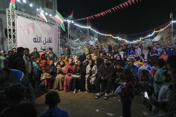 يتجمع الفلسطينيون للاحتفال بعد الإفطار ، وجبة الخرق السريعة ، في اليوم الأول من رمضان في رفه ، جنوب غزة ، السبت ، 1 مارس 2025 (AP Photo/Abdel Kareem Hana)