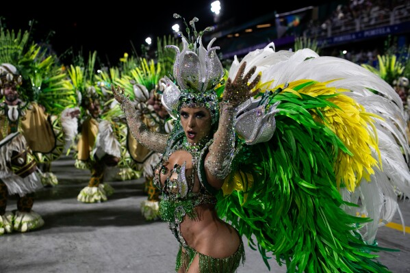 أداء من مدرسة Unidos da Tijuca Samba يرقص خلال احتفالات الكرنفال في Sambadrome في Rio de Janeiro ، الاثنين ، 3 مارس 2025. (AP Photo/Bruna Prado)