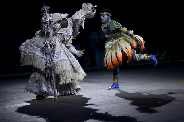 الفنانون من Unidos da Tijuca Samba Dance Dance خلال احتفالات الكرنفال في Sambadrome في Rio de Janeiro ، الاثنين ، 3 مارس 2025 (AP Photo/Bruna Prado)