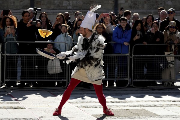 يتنافس عداء خلال سباق فطيرة تقليدي من قبل شركات Livery في Guildhall في لندن ، الثلاثاء ، 4 مارس 2025. (AP Photo/Frank Augstein)