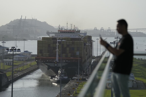 تمر سفينة الشحن عبر أقفال Cocoli Canal في بنما في مدينة بنما ، 21 فبراير 2025. (AP Photo/Matias Delacroix ، ملف)