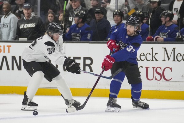 يمر الممثل Taylor Kitsch لاعب فريق Team Blue Puck ضد الممثل والمغني White Player Ross Ross Lynch خلال التزلج في لعبة Hockey Celebrity Hockey ، الأحد ، 23 فبراير 2025 ، في لوس أنجلوس. (AP Photo/Eric Thayer)