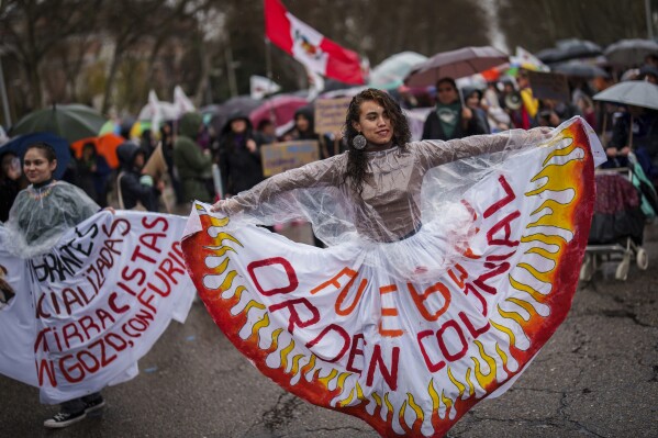 تجمع المتظاهرين خلال احتجاج يوم المرأة الدولي في مدريد ، إسبانيا ، السبت ، 8 مارس 2025. (AP Photo/Bernat Armangue)