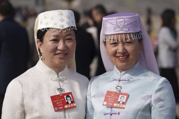 يقف مندوبو الأقليات العرقية من Yunnan على صورة خلال الجلسة الافتتاحية للمؤتمر الاستشاري السياسي للشعب الصيني (CPPCC) في قاعة الشعب الكبرى في بكين ، الصين ، الثلاثاء ، 4 مارس 2025 (AP Photo/Vincent Thian)