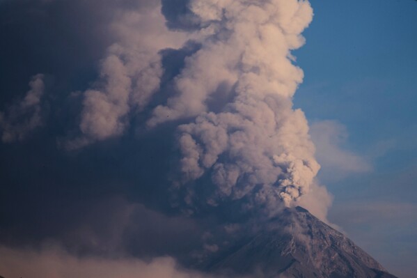 "Volcan de Fuego" ، أو بركان النار ، يفجر سحابة من الرماد ، شوهد من بالين ، غواتيمالا ، الاثنين ، 10 مارس ، 2025. (AP Photo/Moises Castillo)